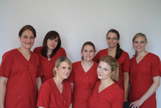 Das Team der Praxis (v.li.): 	Katja Graf, Raphaela Antic, Renate Haselbach, Michelle Gericke, Chantal Niquet,Tatjana Eckhoff, Britta Schmidt | Foto: Dr. Dr. Selman Kaya / Tom Lauser