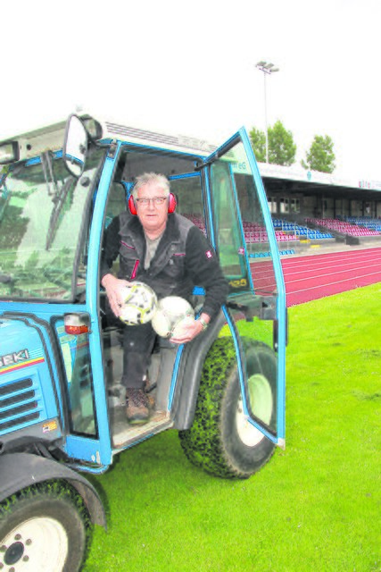 Zum Mähen und Walzen des Fußball-Rasens benutzt Platzwart Jan Nagel den Mini-Trecker | Foto: tp