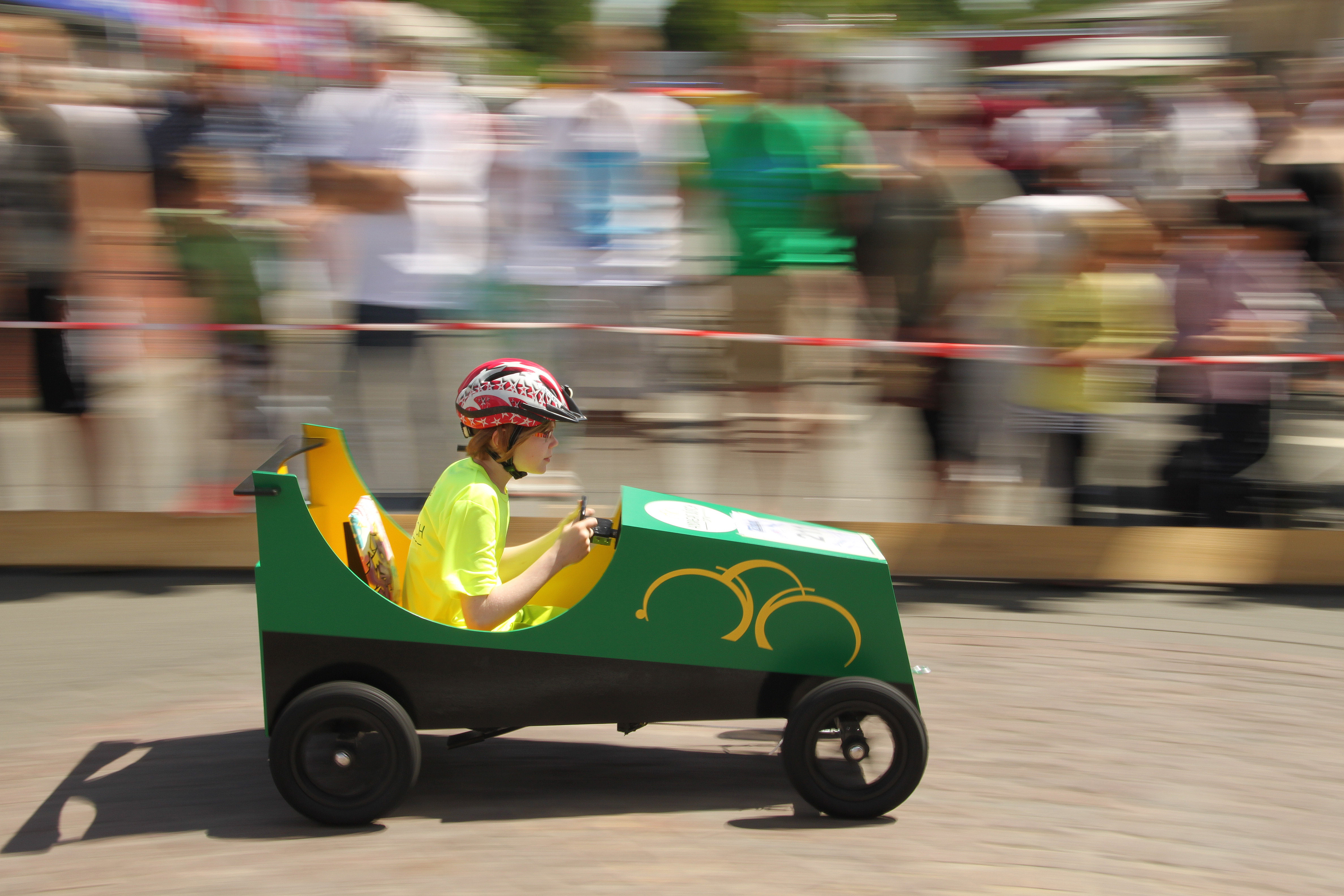 Das Lenkrad fest in der Hand und das Ziel stets im Blick: Die jungen Rennfahrer waren beim Harsefelder Seifenkistenrennen hoch konzentriert.