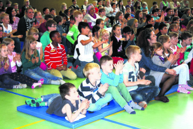Gespannt folgten die Schüler der Aufführung...