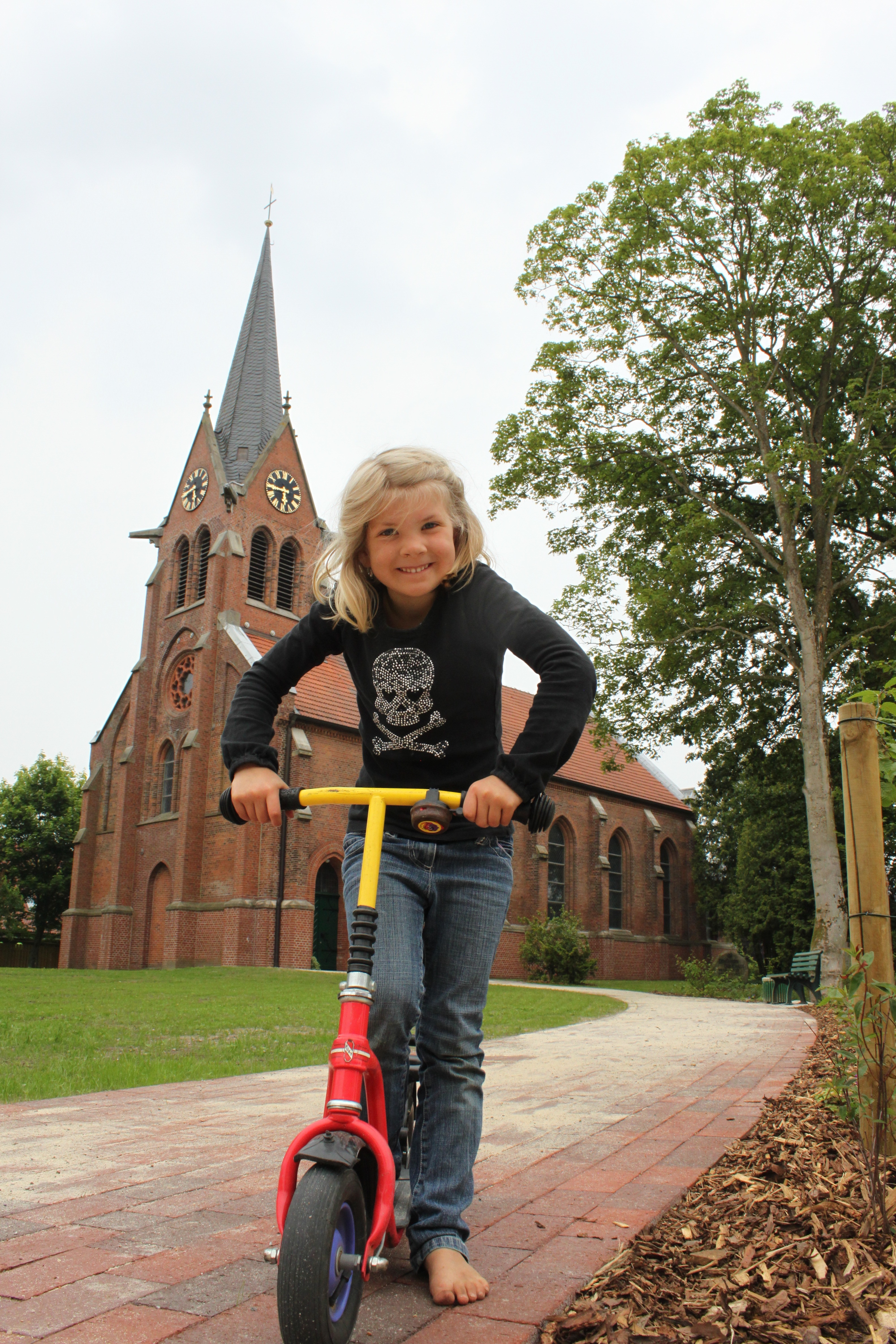 Pastorentochter Paula ist begeistert: Sie kann auf dem neuen Weg von der Kirche mit ihrem Roller hinuntersausen