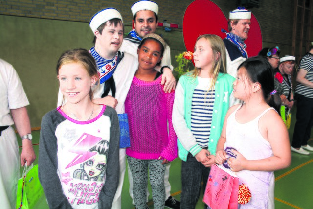 Keinerlei Berührungsängste: Als Dankeschön überreichten die Schüler den Locavida-Mitgliedern kleine Tüten mit Geschenken | Foto: kb