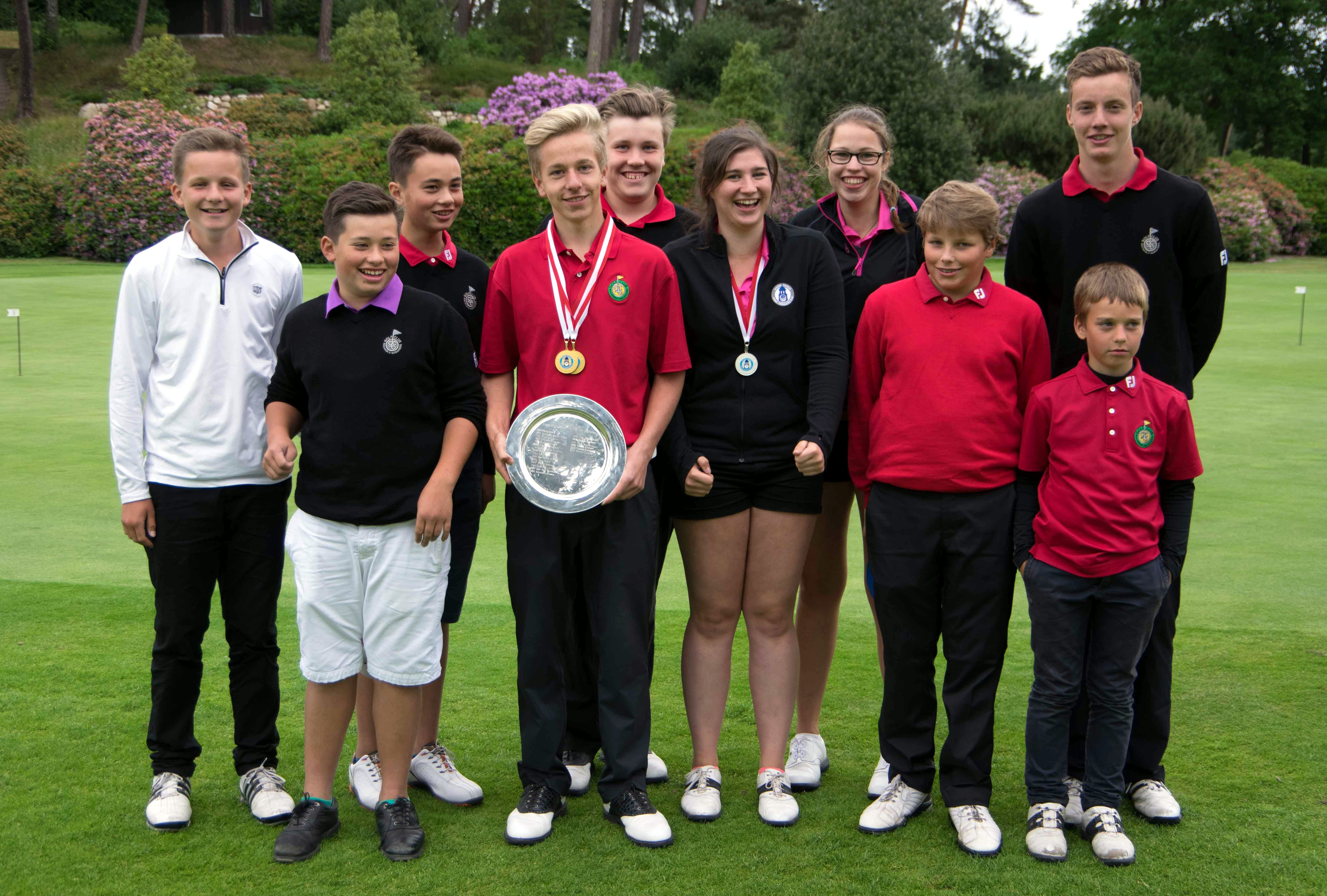 Die erfolgreiche Jugend vom Golf Club Buchholz-Nordheide (v.l.): Maximilian Tieves, Colin Bertram, Raymond Bertram, Anton Albers, Jan Oliver Knoop, Miriam Emmert, Dorothea Dierks, Till Hardt, Lennart Hagedorn und vorne (re.) Emil Albers