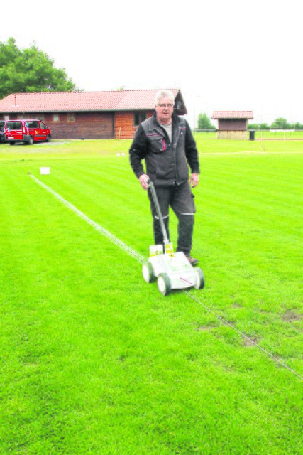 Jan Nagel beim Markieren des Spielfeldes | Foto: tp