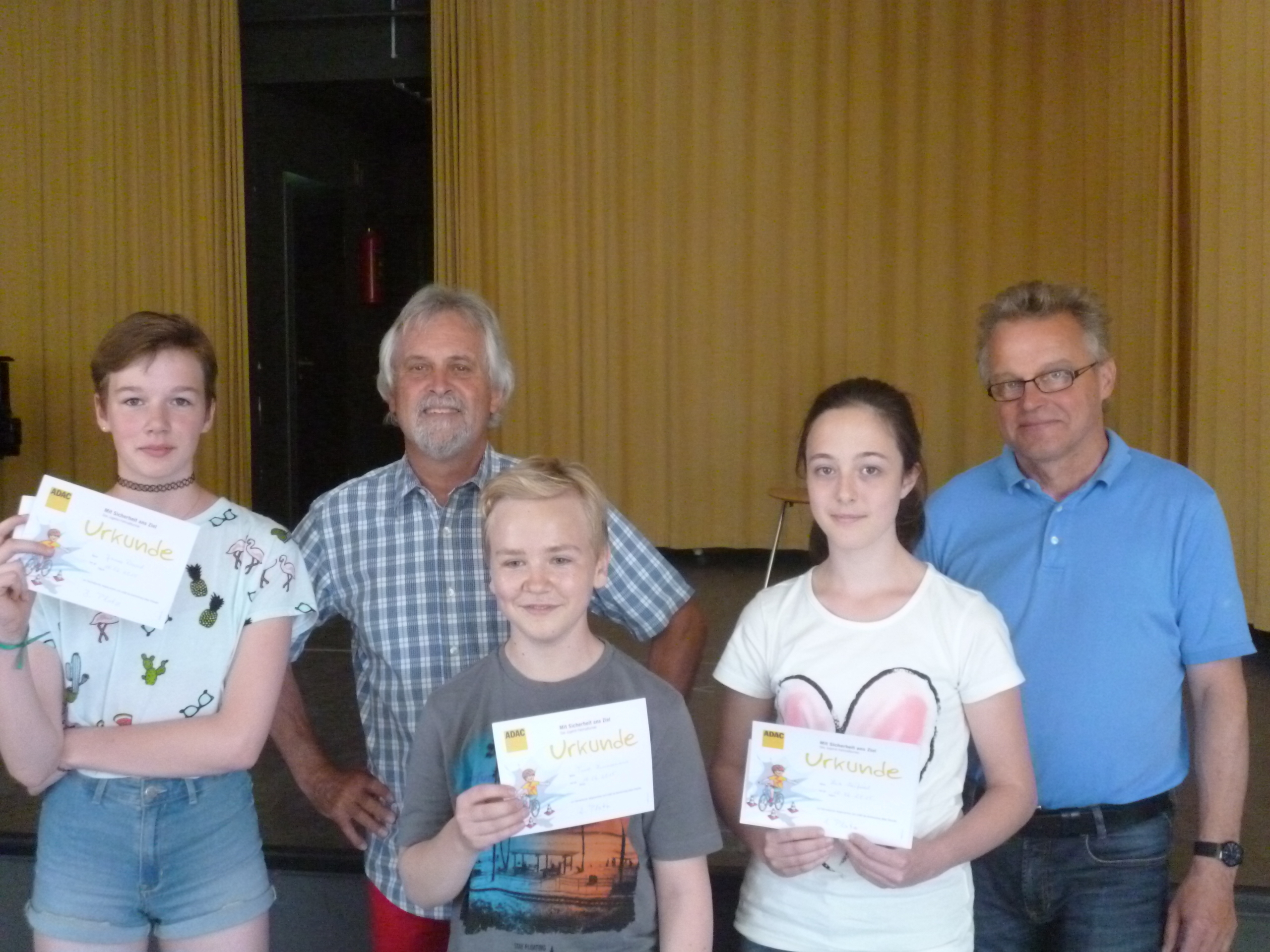 Helmut Klindworth (r.) und Peter Stötzner (hi. li.) übergaben die Urkunden an Lea Leifried (li.), Timo Zimmermann und Janna David