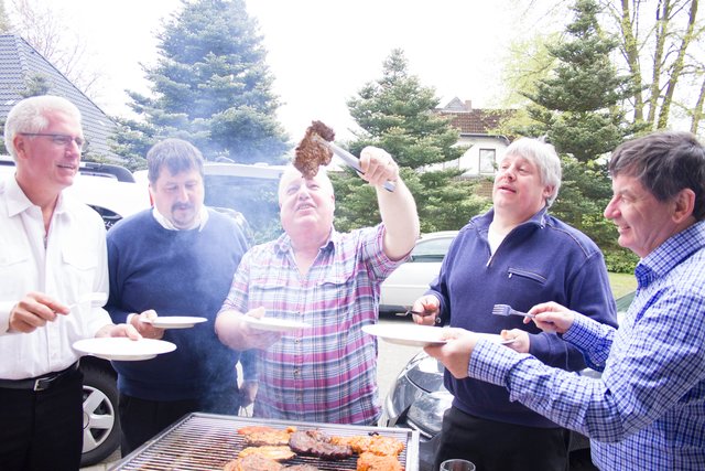 König "Otti" (Mi.) am Grill mit (v. li.): Heiko Jänecke, Claus-Peter Karweck, Hans-Joachim Kröger und Wilhelm Meyer | Foto: Simone Meyer