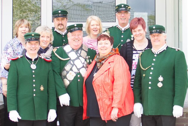 Das Königspaar mit den Begleiterpaaren (hinten v. li.): Nicola und Claus-Peter Karweck, Heiko und Renate Jänecke, (vorne v. li.): Wilhelm und Simone Meyer, Adolf und Britta Matthies sowie Hans-Joachim und Barbara Kröger | Foto: Simone Meyer