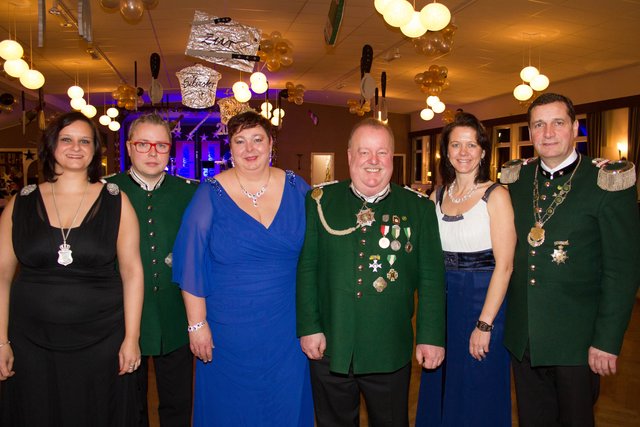 Damenkönigin Ivonn Slupik (v. li.), Schießsportleiter Tim Götsch, das Königspaar Britta und Adolf Matthies sowie Vizemajestät Karl Christian, "der Wilddieb vom Buchholzberg", John mit Kerstin | Foto: Simone Meyer