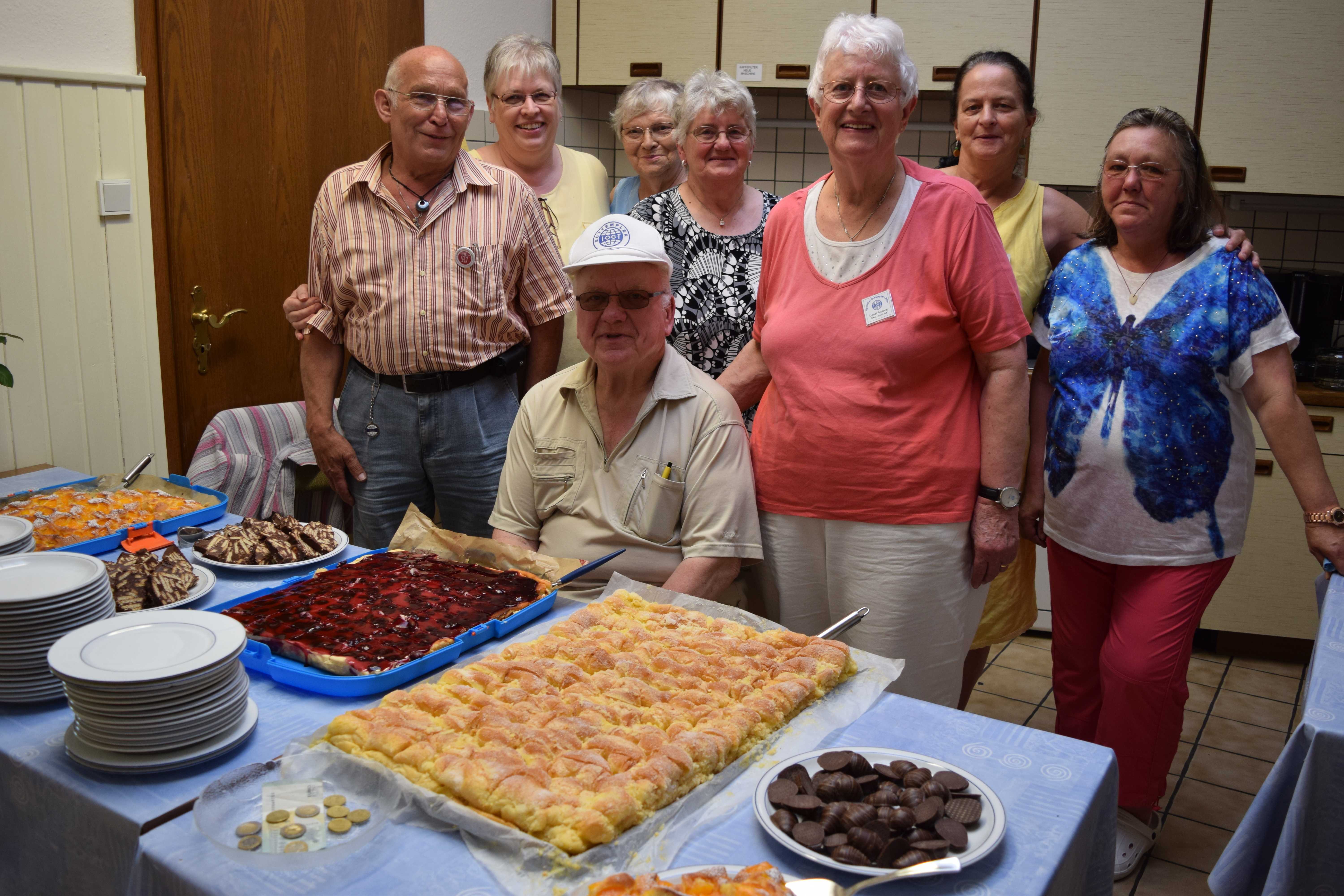 Boten Kaffee und Kuchen an: Die Mitglieder der Guttempler, die jährlich den Tag der Selbsthilfe in Winsen organisieren