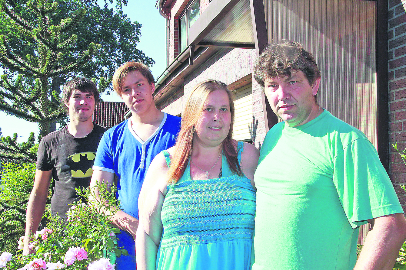 Die Familie gibt ihr Halt: Manuela Knake mit Ehemann Torsten und den Söhnen Fabian und Florian (v.re.)