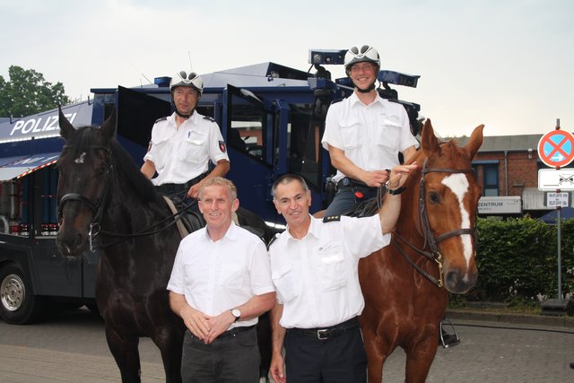 Zufrieden mit dem Ablauf: Polizeipräsident Robert Kruse (li.) und Uwe Lehne, Leiter der Polizeiinspektion Harburg, mit Mitgliedern der Reiterstaffel Hannover