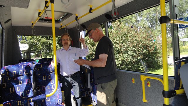 Georg Bergmann (Fibe-Bus) und Fahrdienstleiter Eckhard Wintersieg bei der Abnahme des Fahrzeuges