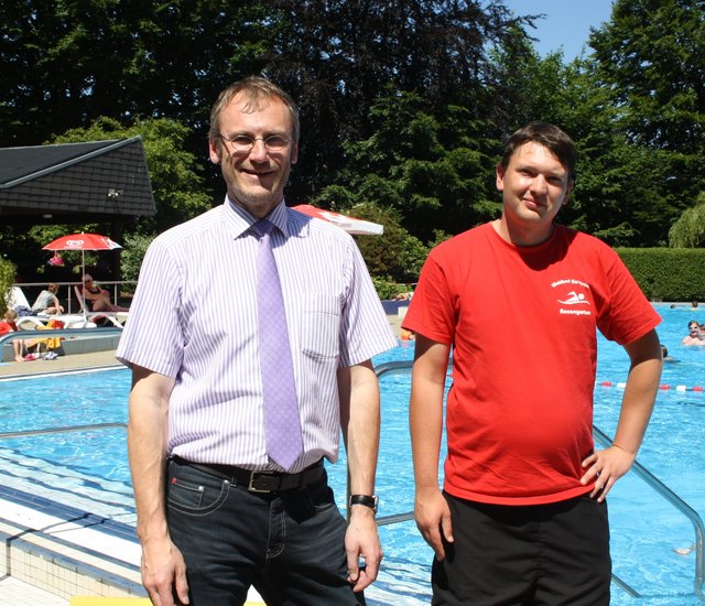 Das Waldbad sucht eine neue Badeaufsicht: Bürgermeister Dirk Seidler (li.) mit Schwimmmeister Kai Klingenbeil