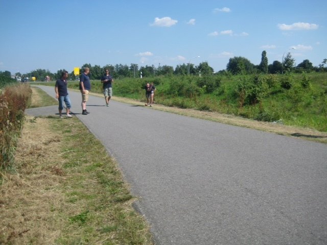 Zwei Mannschaften mit jeweils sieben Personen treten gegeneinander an, hier auf der Strecke von Neu Wulmstorf nach Rübke | Foto: Ringel