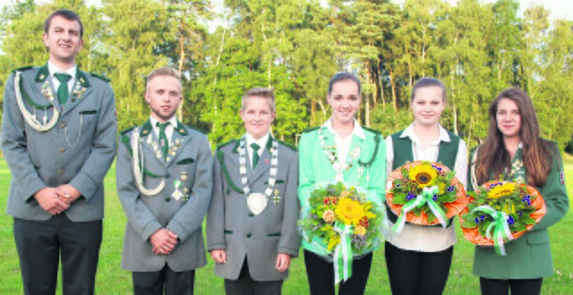 Die jungen Majestäten Kaya Hüther (3. v. re.) und Alexander Will (3. v. li.) mit den jeweiligen Adjutanten | Foto: Schützenverein Hanstedt