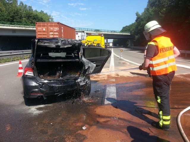 Nachlöscharbeiten beim BMW | Foto: Timo Bamberger