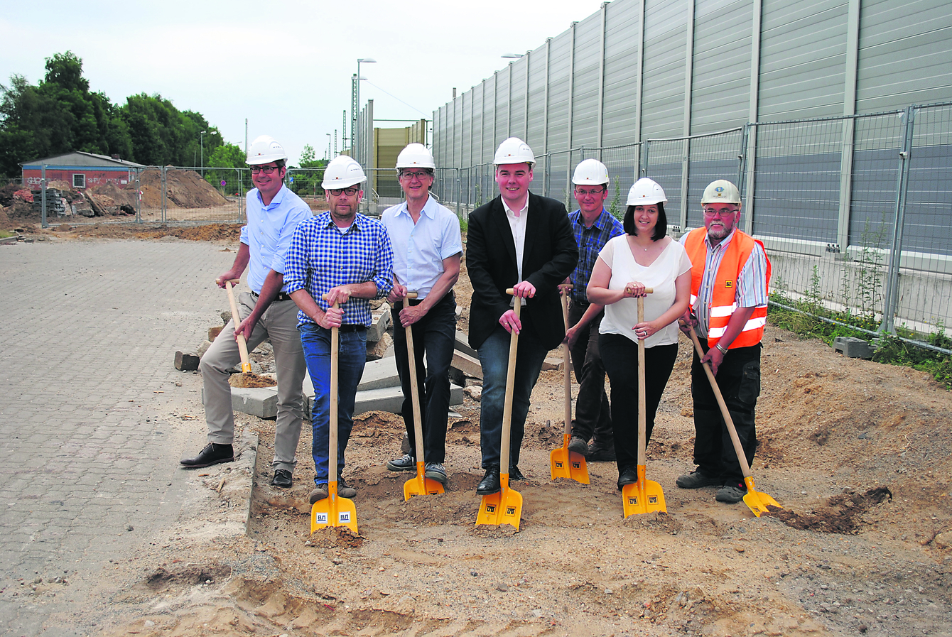 Führten de Spatenstich aus (v. li.): Andreas Mayer (Stadt Winsen), Ralf Schmitz (Planungsbüro AMP), Guido Moritz (mo-Architekten), Bürgermeister André Wiese, Christian Kuhl (Baufirma BuM), Kerstin Brehm und Helmut Wolf (Baufirma BuM)
