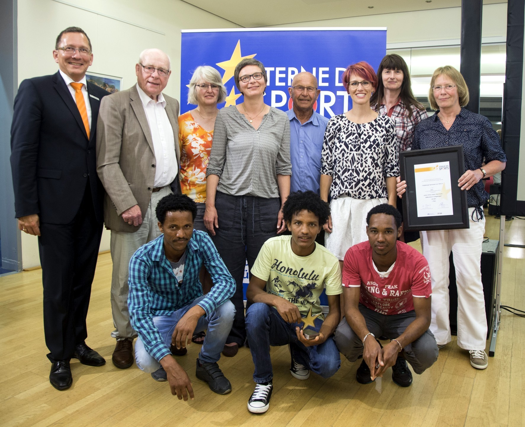 Volksbank-Regionaldirektor Frank Krause (li.) und Sportstar Kati Wilhelm (3. v. re.) gratulierten der Vorsitzenden Renate Preuß und ihrem Team vom Todtglüsinger SV