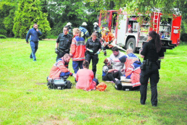 Sanitäter kümmern sich um zwei Verletzte Bewohner