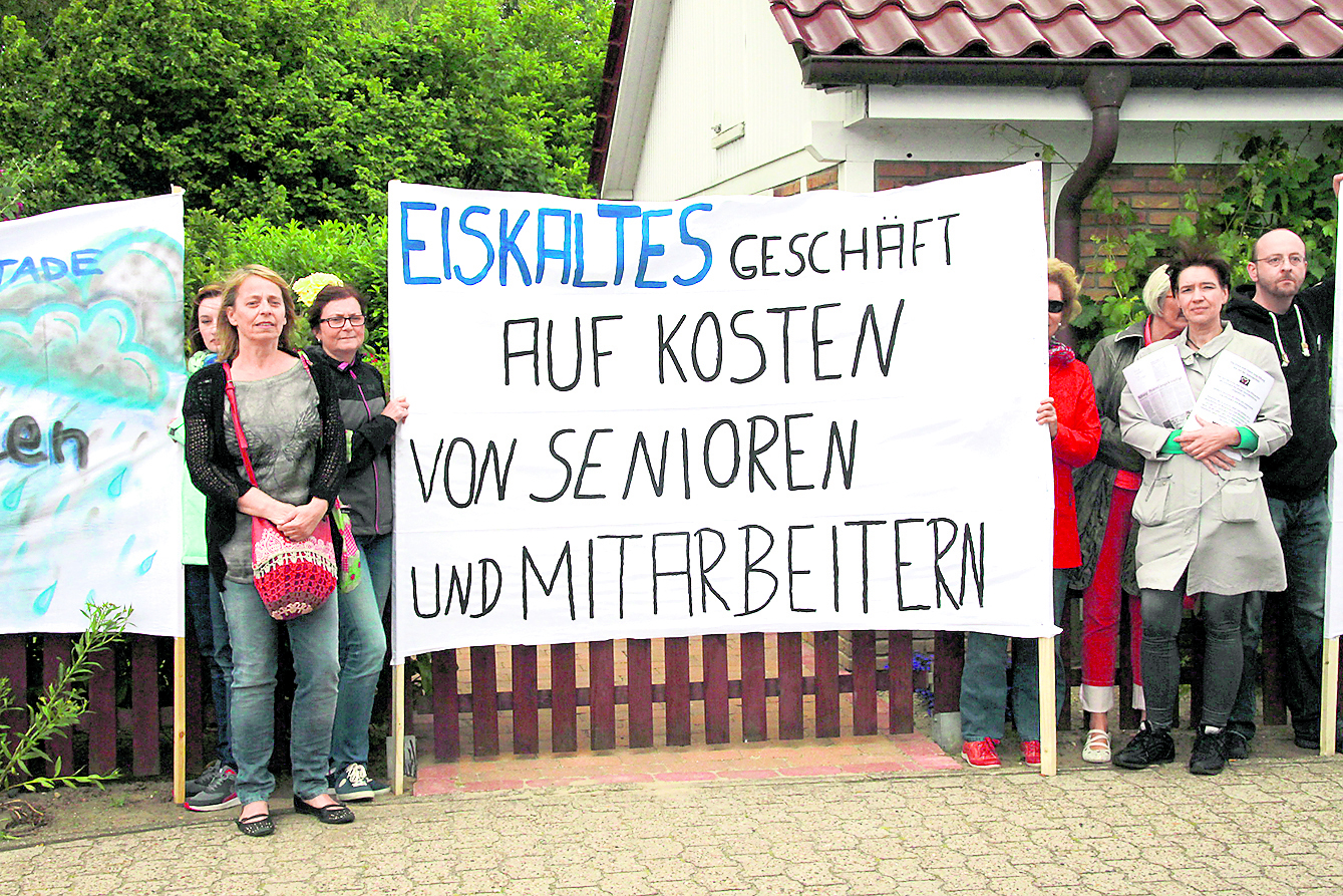 Stiftungsmitarbeiter mit Protestplakaten