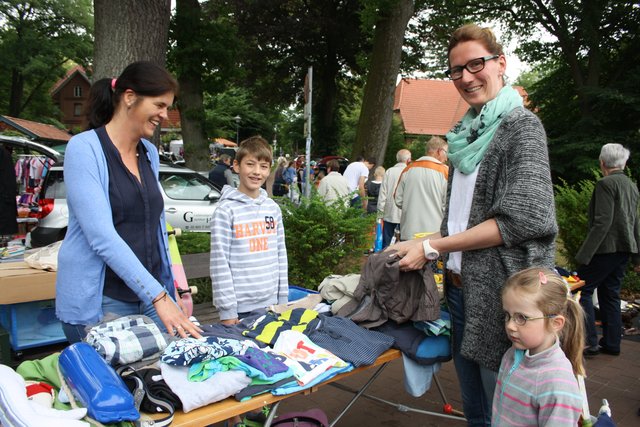 Klamotten, Spielzug, und vieles mehr: An den Flohmarktständen gab es eine große Auswahl