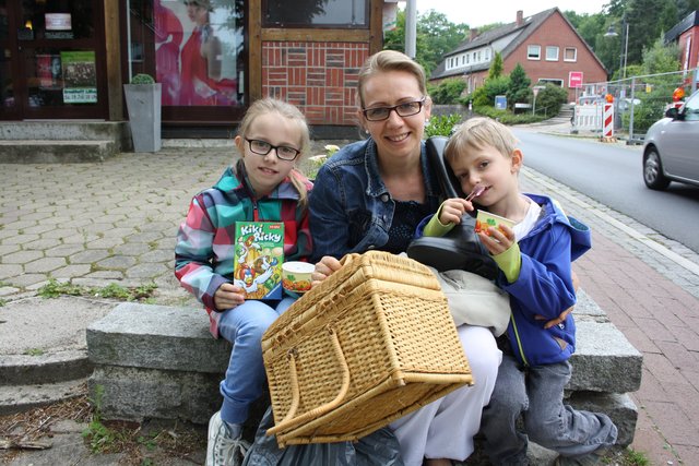 Familie Jungwirth präsentiert die Flohmarktausbeute