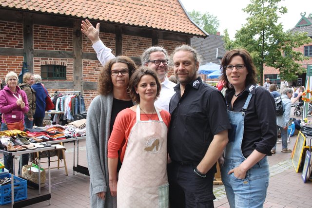 Das Orga-Team des "Insel Flohmarktes": (v. li.)  Nicole Gottweis ("Die Weiberei"), Lesic-Maack ("Mokkasin Cafe"),, Hauke Gilbert ("Drogerie Hauke Gilbert") sowie Ole Bernatzki und Anja Räthke beide ("AHD")