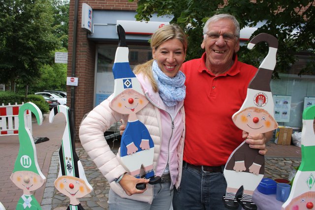 Klaus Zimmermann mit Tochter Janine verkaufte eine selbst gezimmerten Fußballwichtel