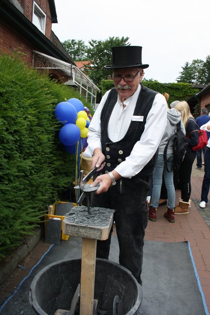 Aus Schiefer stellte Dachdecker Günther Prehm kleine Herzchen her, die der Lions Club Buchholz für einen guten Zweck verkaufte