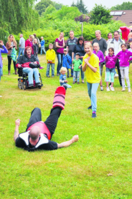 Das hat gesessen: Wie Kinder sich effektiv selbst verteidigen können, zeigte Larissa (11), die Trainer Michael Müller beim Sommerfest im Tostedter Freibad auf den Rasen schickte
