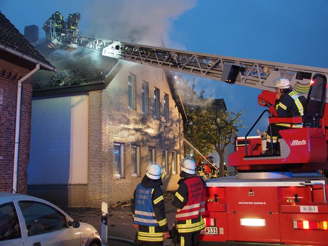 Die Flammen griffen schnell auf das gesamte Dach des Hauses über | Foto: Polizei