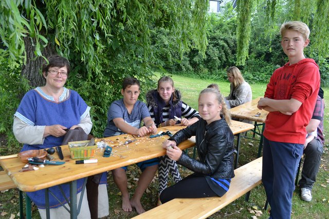 Elke Müller bastelte Holzmäuse mit (v. li.): Luan (12), Sarah (12), Jaqueline (12) und David (12)