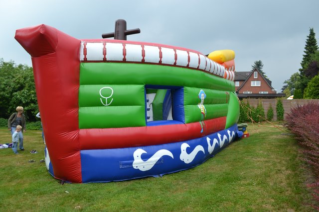 Lud zum Toben ein: die Hüpfburg in Form eines zweistöckigen Piratenschiffs