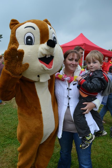 Werbekreismaskottchen Ekki, hier mit Monique Kage und Aiden (2), kam bei den Besuchern gut an