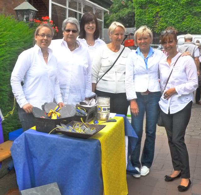 Die Lions-Mitglieder kamen mit den Besuchern ins Gespräch (v. li.): Clara Sturzenbecher, Marie-Luise Honert Vollmert, Sandra Kreimann, Margret König, Cornelia Rastädter und  Petra Zemke | Foto: Lions Club Buchholzer Löwen