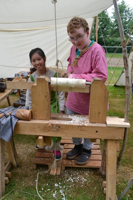 My (12) und Tjalf (12) von den "Grünschnäbeln" führten die Funktionsweise einer Wipp-Drechselbank vor