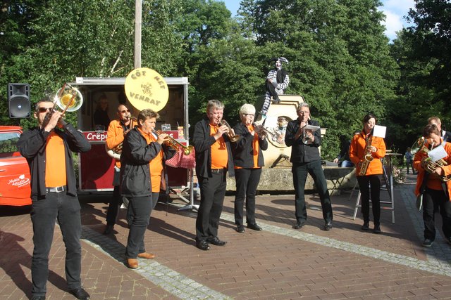 Die Blaskapelle „Göt Net“ spielte zum Auftakt der Kunst- und Kulturwoche in Jesteburg
