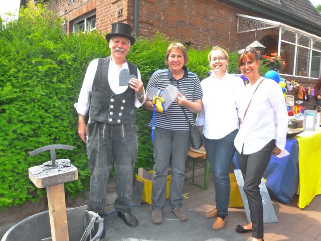 Andrea Schmidt (2. v. li.)  hat schon eine schöne Geschenkidee im Sinn. Am Stand der Lions standen Günther Prehn (v. li.), Clara Sturzenbecher und Petra Zemke Rede und Antwort | Foto: Lions Club Buchholzer Löwen