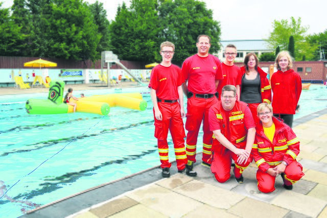 Die DLRG sorgte am Wasser für Sicherheit (v. li.): Torven Weitendorf, Florian Rosenow, Torben Lau, Ina Holste, Mareile Baier und knieend: Frank Plantikow und Margret Holste