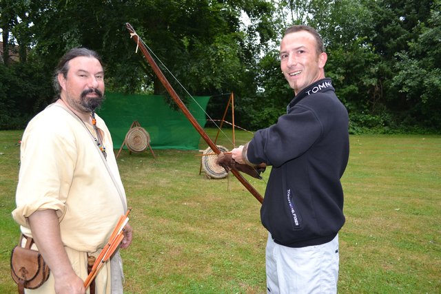 Bahram Pasuki von "Skadis Wachen" (li.) zeigte Sven Kuschnereit das Bogenschießen