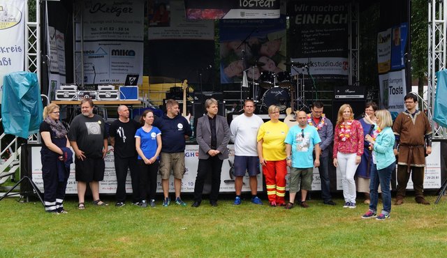 Vertreter der beteiligten Vereine und Organisationen mit Samtgemeinde-Bürgermeister Dr. Peter Dörsam (6. v. li.) | Foto: Freibadförderverein