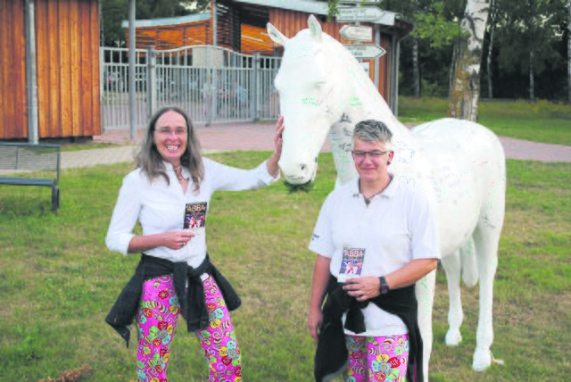 Hatten Karten gewonnen für das ABBA-Event im Pferde-Mekka: Sabine Stillger-Gelhaar (li.) und Melanie Stillger aus Hessen