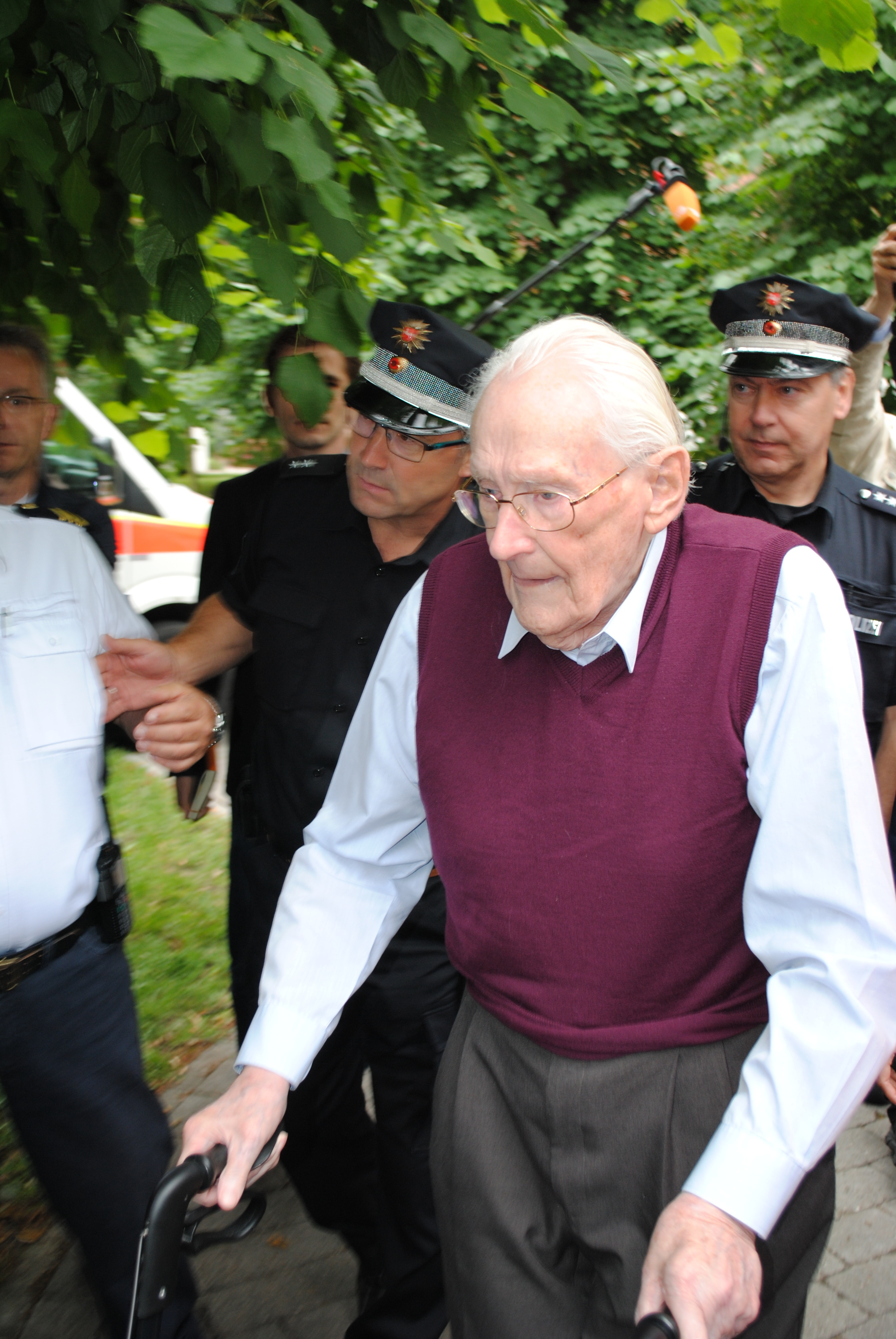 Oskar Gröning auf dem Weg zur Urteilsverkündung