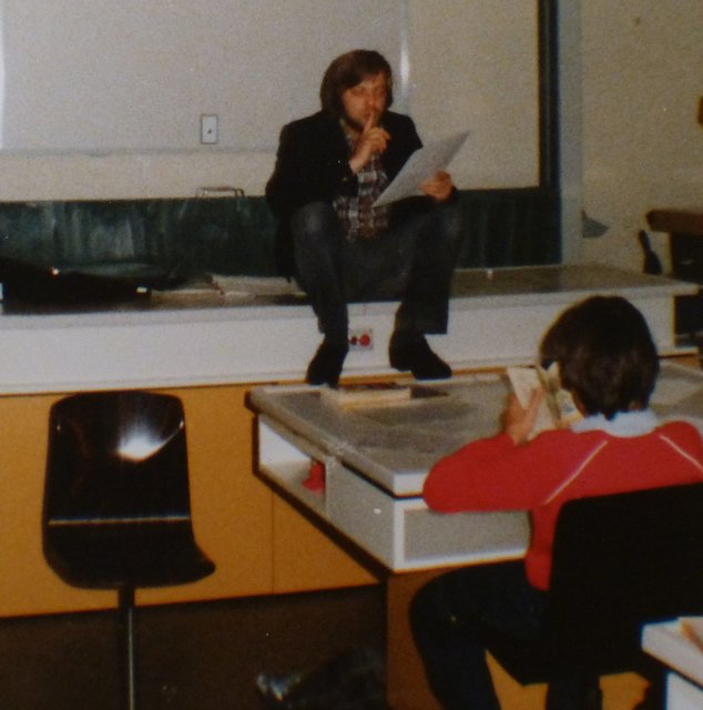 Locker und konzerntriert zugleich: der junge Christoph Podloucky vor einer Schulklasse | Foto: Podloucky privat