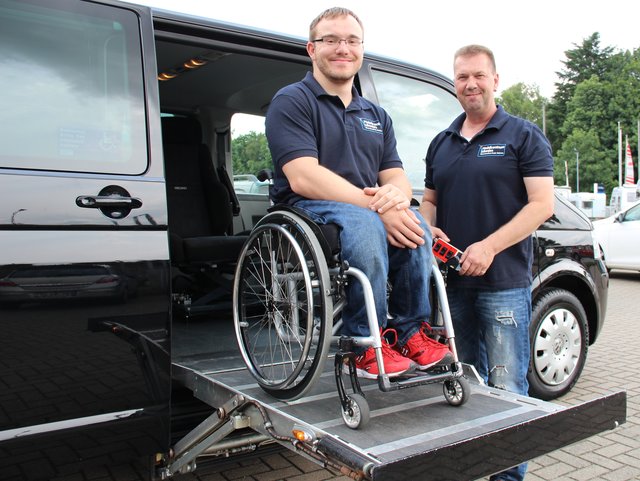 André Lönnies (re.) und sein Mitarbeiter Frank Rennhack präsentieren eine Spezialvorrichtung für Rollstuhlfahrer | Foto: WLH
