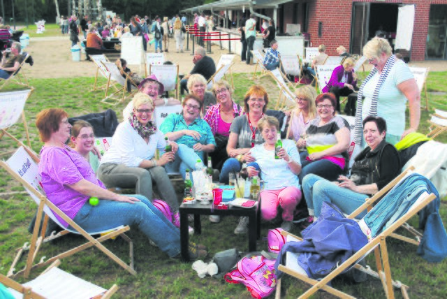 Fröhliches Freiluft-Picknick: Die Damen-Gruppe aus Vierhöfen war zu Fuß nach Luhmühlen gekommen, um "ABBA in Sinfonie" zu erleben