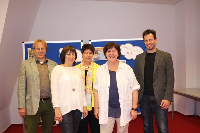 Bringen Schüler und Wirtschaft zusammen (v. li.): Dr. Dirk Pohl (BBS) und Stackmann-Ausbildungsleiterin Monika Ix mit Christel Oehr, Helga Kopiske und Dr. Nils Kulik von der IGS Buxtehude