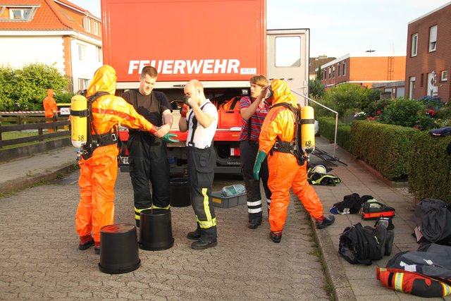 Spezialkräfte der Umweltgruppe des Landkreises legen Schutzkleidung an