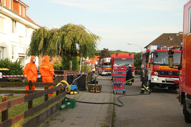 In der Danziger Straße stehen die Einsatzfahrzeuge dicht an dicht