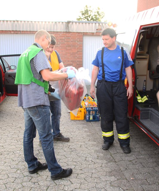Ein Ermittler der Polizei hat einen Kanister sichergestellt